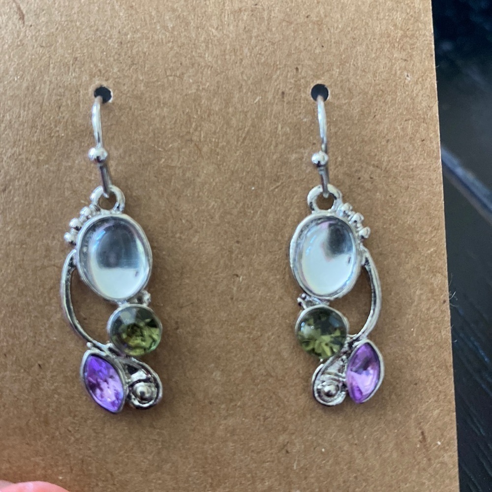 𝅺Vintage style dainty earrings-NWT